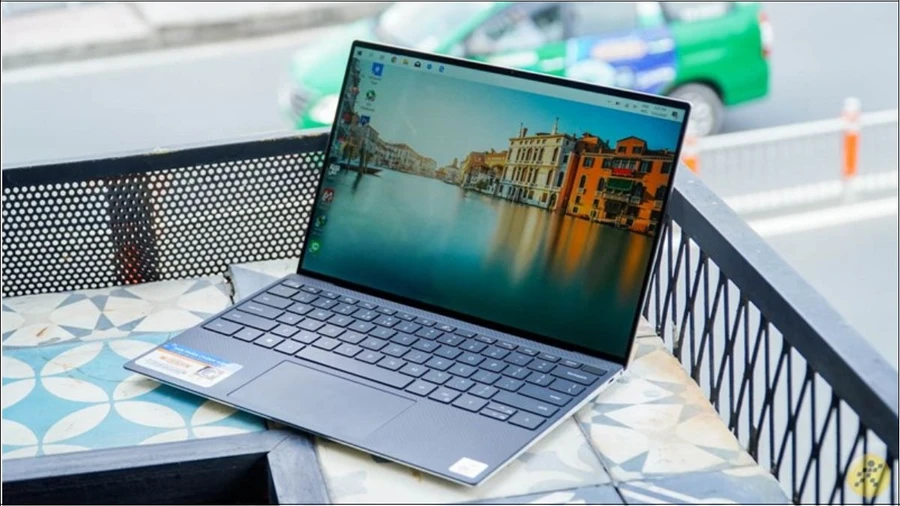 Ultrabook thường sở hữu cấu hình mạnh mẽ hơn, thiết kế mỏng nhẹ và cao cấp hơn laptop mini, nhưng đi kèm với mức giá cao hơn