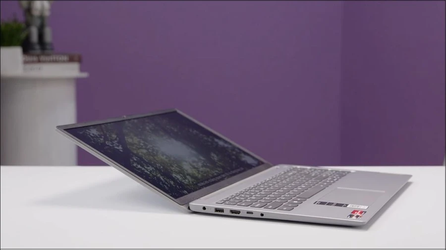 Lenovo Ideapad 1 là một lựa chọn giá rẻ khác, đáp ứng tốt các nhu cầu học tập và làm việc đơn giản