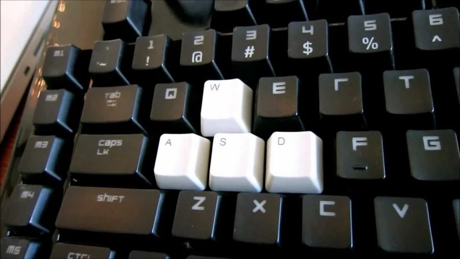 Sử dụng các phím mũi tên hoặc WASD trên bàn phím để điều khiển nhân vật di chuyển trong game.