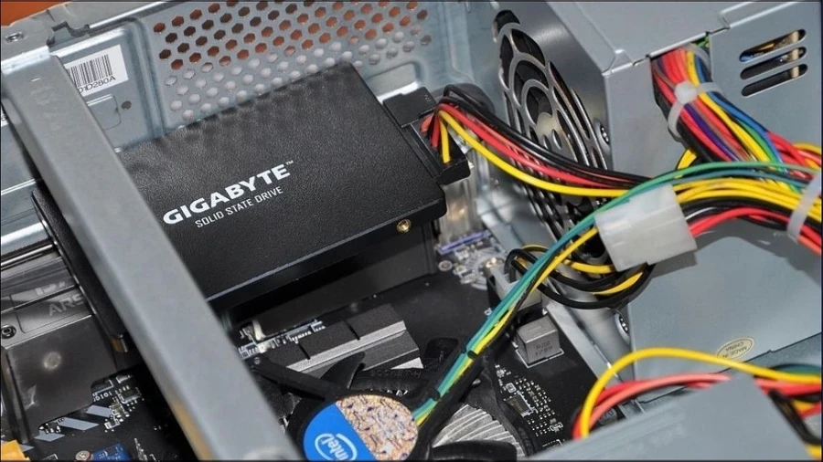Nếu laptop có khe M.2, cần xác định xem khe đó hỗ trợ SATA hay NVMe
