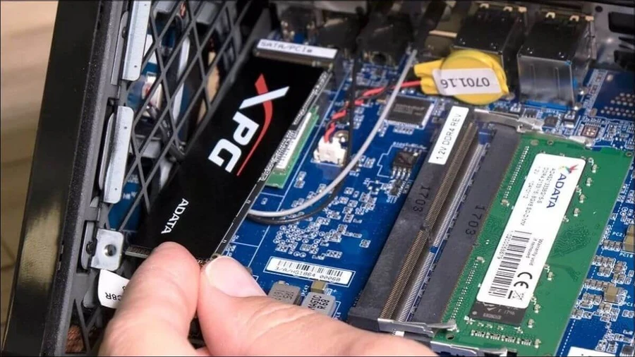 Nhẹ nhàng nhấc SSD cũ ra khỏi khe cắm theo góc nghiêng khoảng 30-45 độ