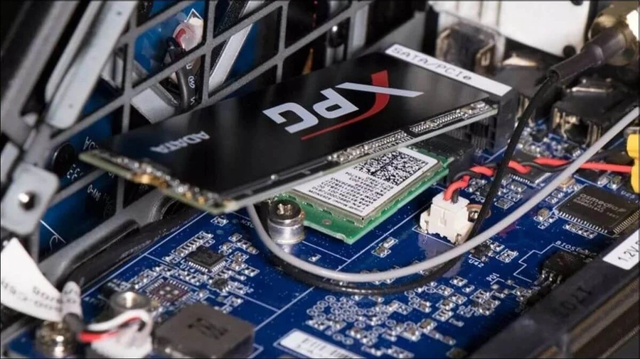 Căn chỉnh SSD mới với khe cắm M.2, đảm bảo đúng chiều và góc nghiêng khoảng 30-45 độ