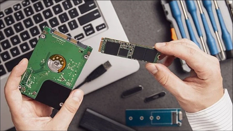 Ổ cứng SSD sử dụng bộ nhớ flash, mang lại hiệu năng vượt trội so với HDD truyền thống