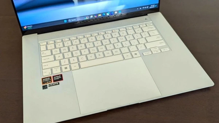 Touchpad có kích thước lớn, mang lại không gian thoải mái cho các thao tác di chuột