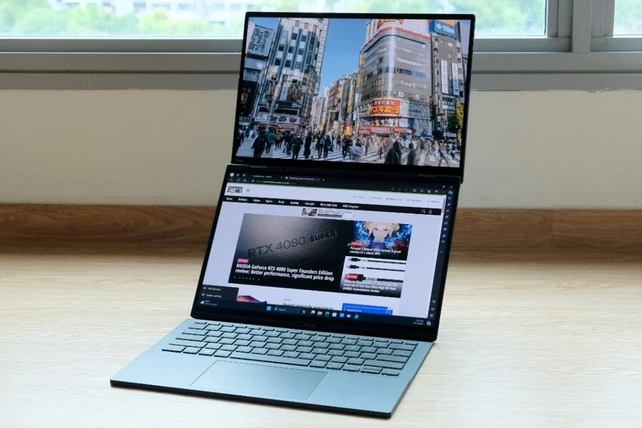 Với tấm nền OLED, Zenbook DUO (2024) UX8406 mang đến trải nghiệm hiển thị sống động và chân thực