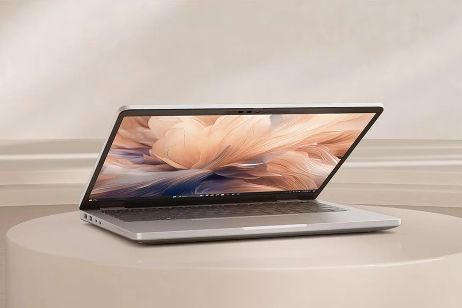 Dell Pro 14 Plus 2025 sở hữu kích thước và trọng lượng tương đối nhỏ gọn, mang đến tính di động cao