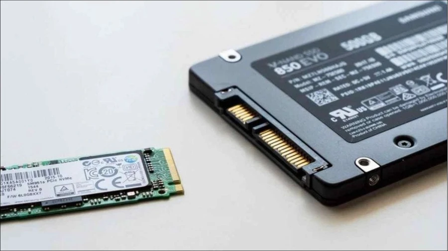 SSD tốc độ nhanh hơn HDD rất nhiều (khởi động máy, mở ứng dụng, truy xuất dữ liệu nhanh hơn), bền hơn (chống sốc tốt hơn)