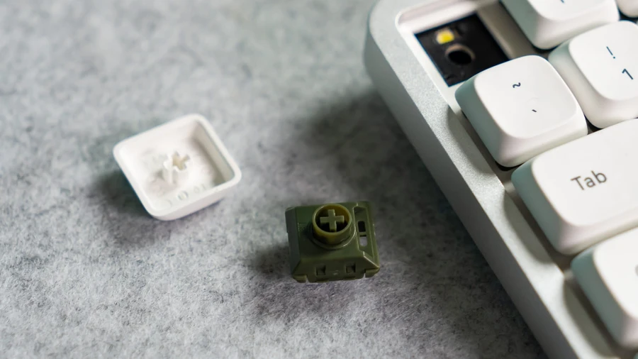 Bàn phím cơ Lofree Flow với keycap PBT in dye-sub, có hai tùy chọn switch Ghost và Phantom.