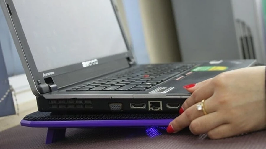 Đế tản nhiệt là một phụ kiện hữu ích, giúp hỗ trợ tản nhiệt cho laptop