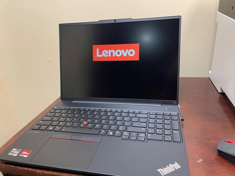 Lenovo ThinkPad E16 GEN 2 21MA004LVA có thiết kế tối giản, hiện đại