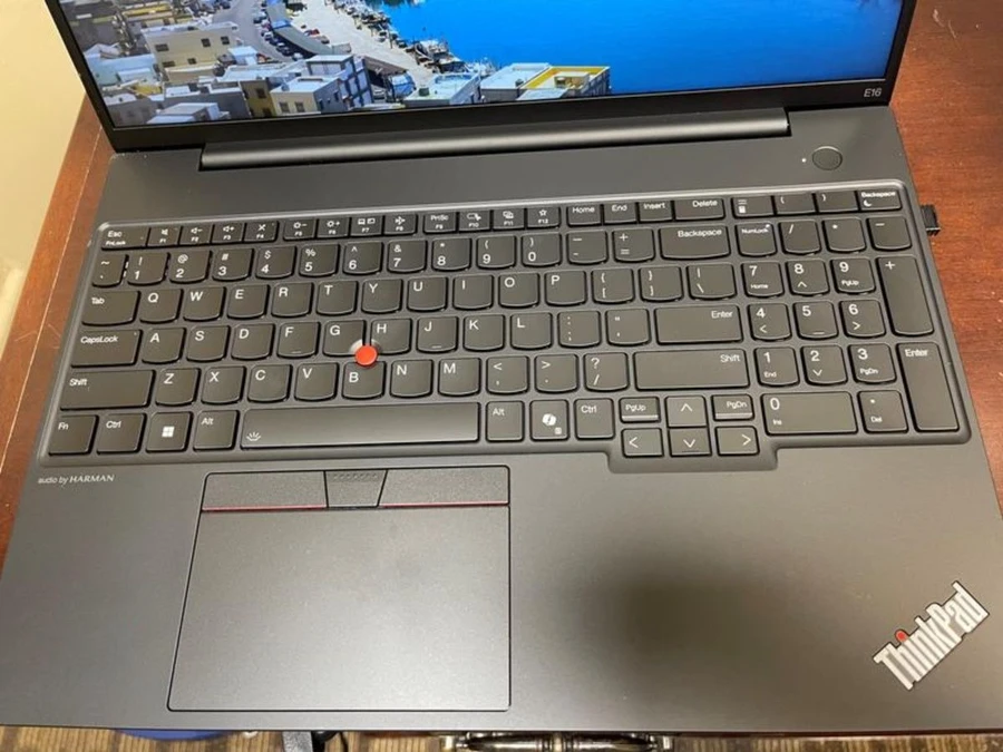 Bàn phím tinh tế và touchpad đa điểm của Lenovo ThinkPad E16 GEN 2