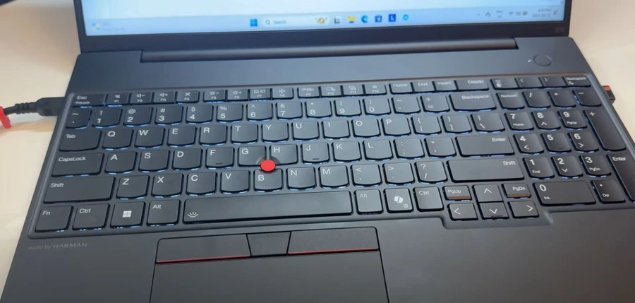 Bàn phím của Lenovo ThinkPad E16 Gen 2 21MA004PVN được thiết kế với các phím bấm có hành trình sâu và độ nảy tốt