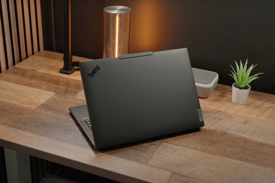 Lenovo ThinkPad T14s Gen 5 sở hữu màu đen Eclipse Black đầy cuốn hút