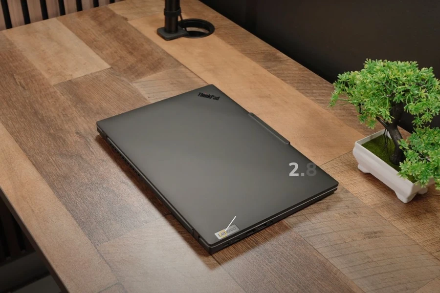 Lenovo ThinkPad T14s Gen 5 có trọng lượng 1.24kg