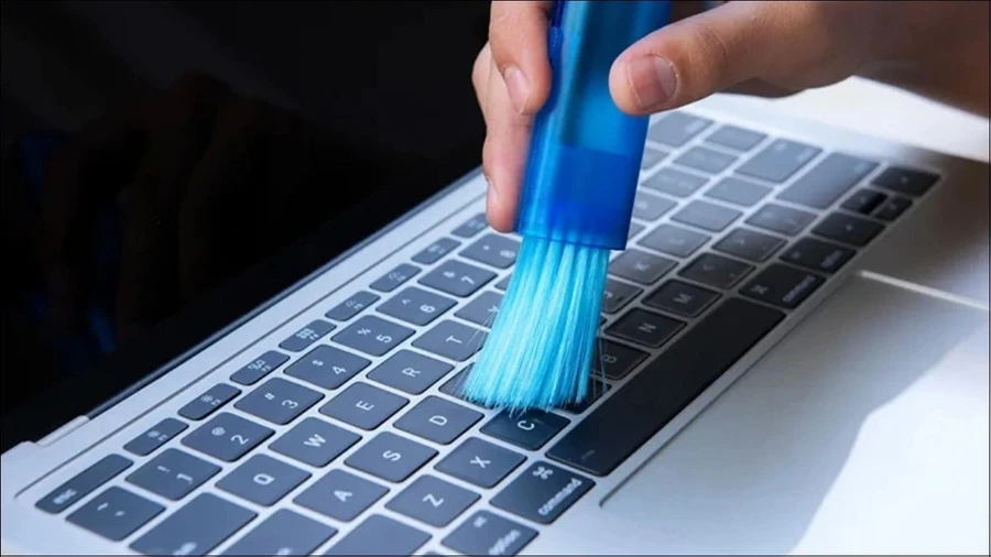 vệ sinh bàn phím thường xuyên giúp hạn chế lỗi