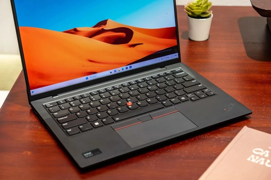 Lenovo ThinkPad X1 Carbon Gen 12 sở hữu màn hình sắc nét, chi tiết