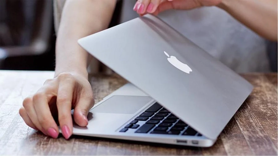 Khó đóng/mở là dấu hiệ cho thấy bản lề laptop của bạn đang gặp vấn đề