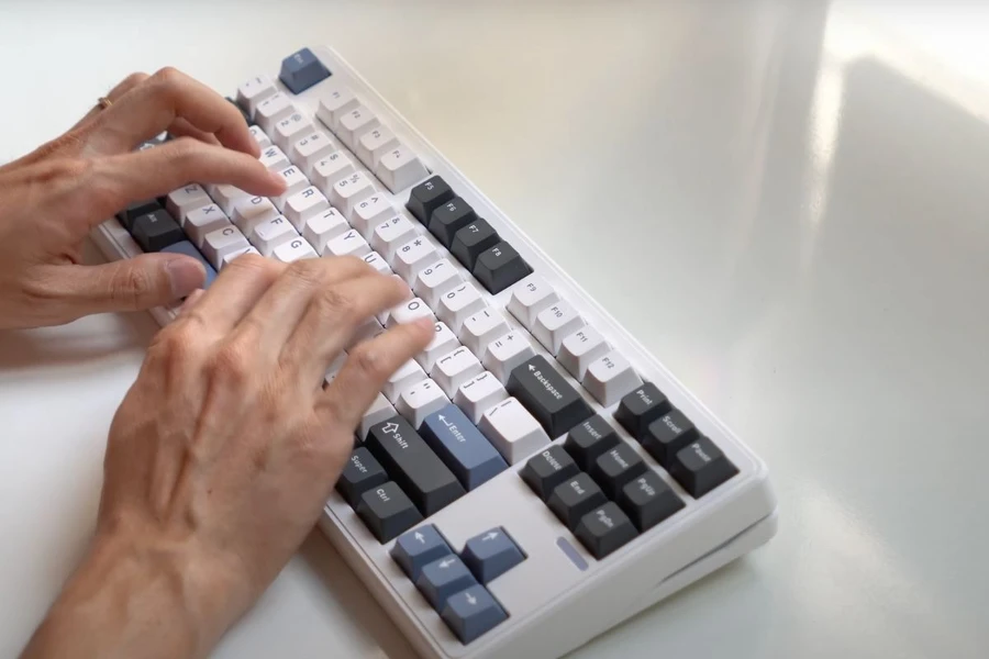 Keycaps PBT trên Riccks RS8 bền bỉ, chắc tay, gõ sướng