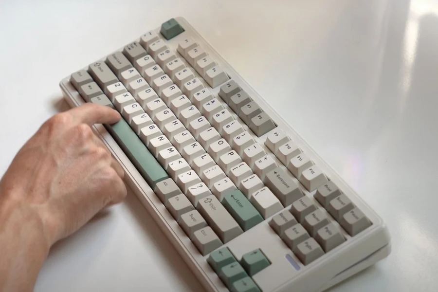 Bàn phím có hai màu sắc là White và Retro, phù hợp với nhiều sở thích khác nhau