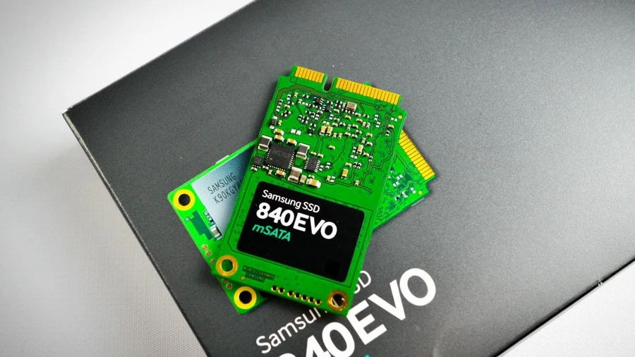 SSD mSATA (mini-SATA) là một phiên bản nhỏ gọn hơn của SSD SATA, được thiết kế đặc biệt cho các thiết bị di động nhỏ gọn.