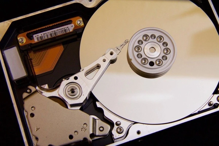 Ổ cứng HDD (Hard Disk Drive) là loại ổ cứng truyền thống, sử dụng đĩa từ quay để lưu trữ dữ liệu