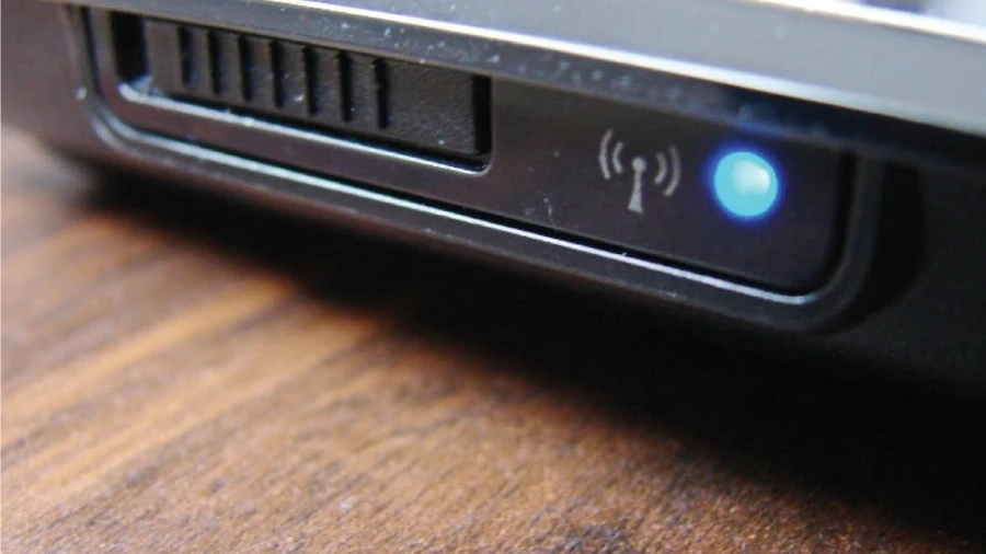 Nếu không thấy biểu tượng WiFi trên các phím F1 - F12, hãy tìm phím cứng ở bên hông máy