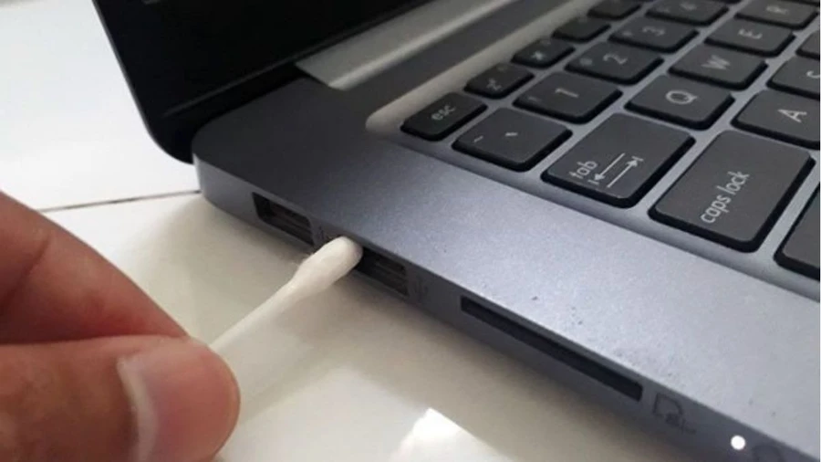 Vệ sinh tiếp điểm kết nối pin