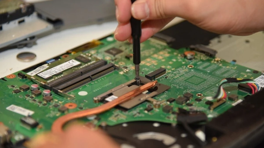 Mang laptop đến trung tâm sửa chữa để được hỗ trợ