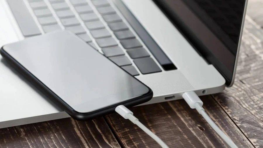 Có thể sạc điện thoại bất cứ lúc nào, bất cứ nơi đâu, miễn là có laptop bên cạnh
