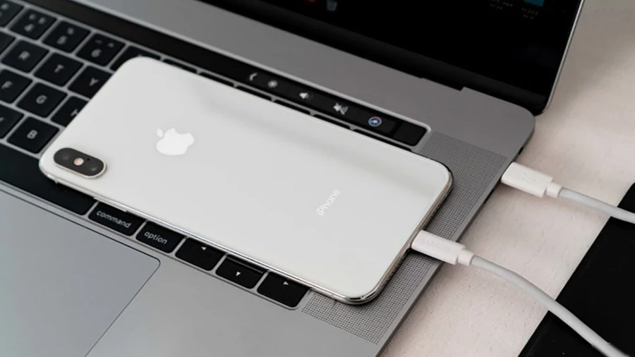 Không nên sạc điện thoại bằng laptop qua đêm