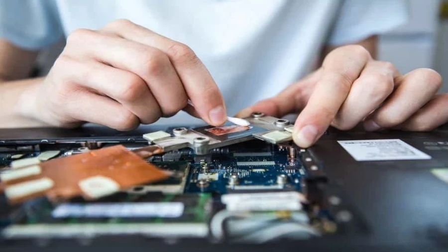 Vệ sinh laptop định kỳ sẽ giúp loại bỏ bụi bẩn, đảm bảo hiệu quả tản nhiệt