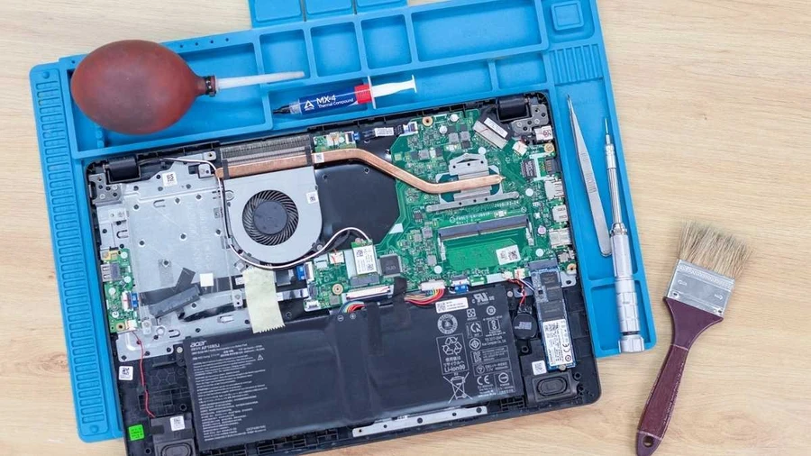 Vệ sinh laptop bằng cách sử dụng cọ mềm, bình khí nén,...