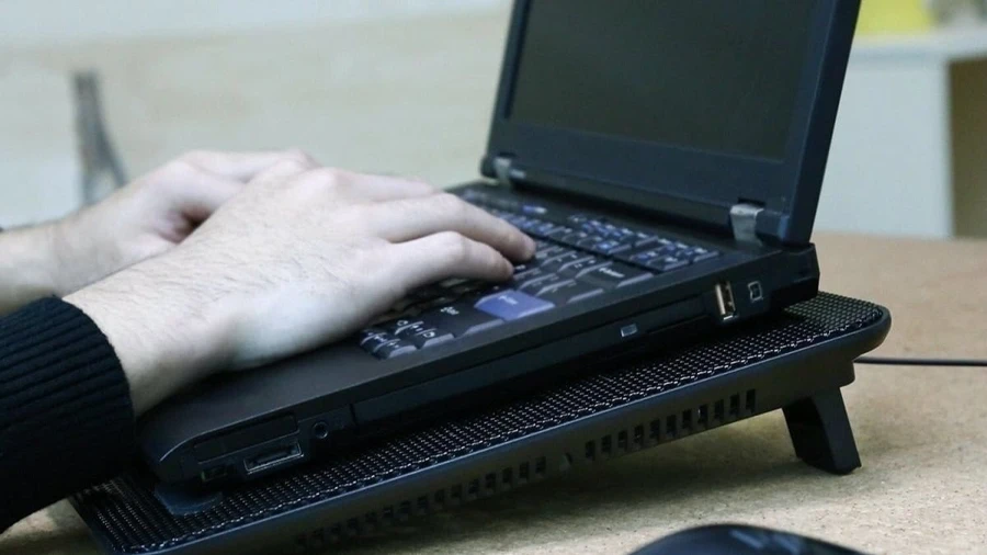 Sử dụng đế tản nhiệt giúp tăng cường lưu thông không khí, làm mát laptop