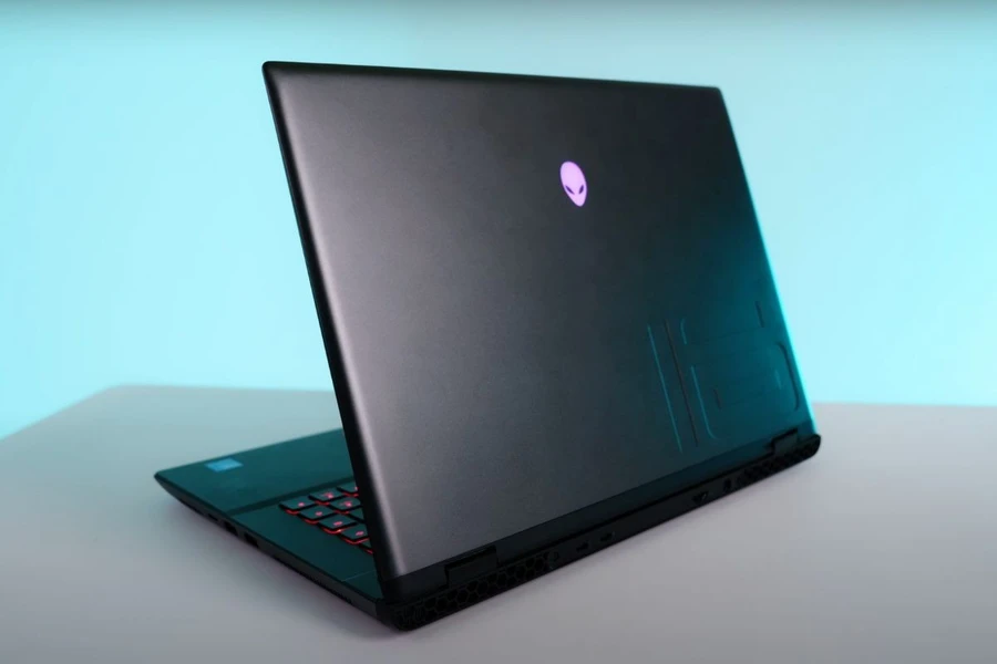 Alienware m16 R2 có màu Đen Kim Loại độc đáo