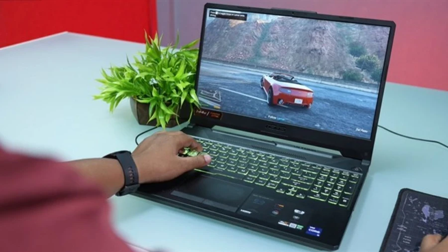 Chọn mua laptop nào để chơi game đua xe mượt mà