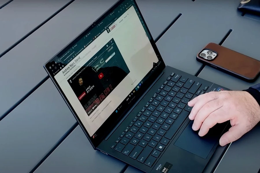 Khung ASUS Zenbook 14 UX3405CA  được làm hoàn toàn từ nhôm nguyên khối