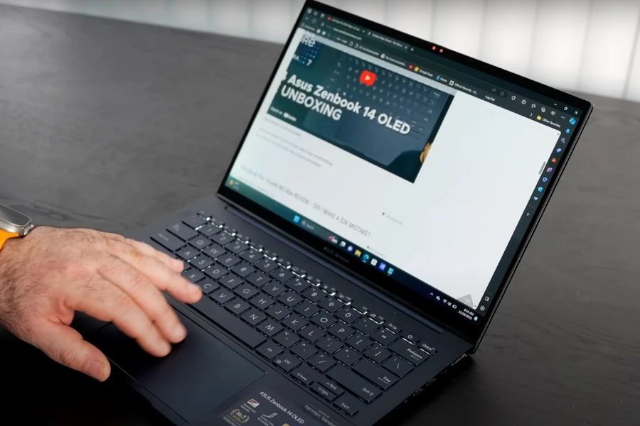 ASUS Zenbook 14 UX3405CA có màn hình sắc nét, mượt mà