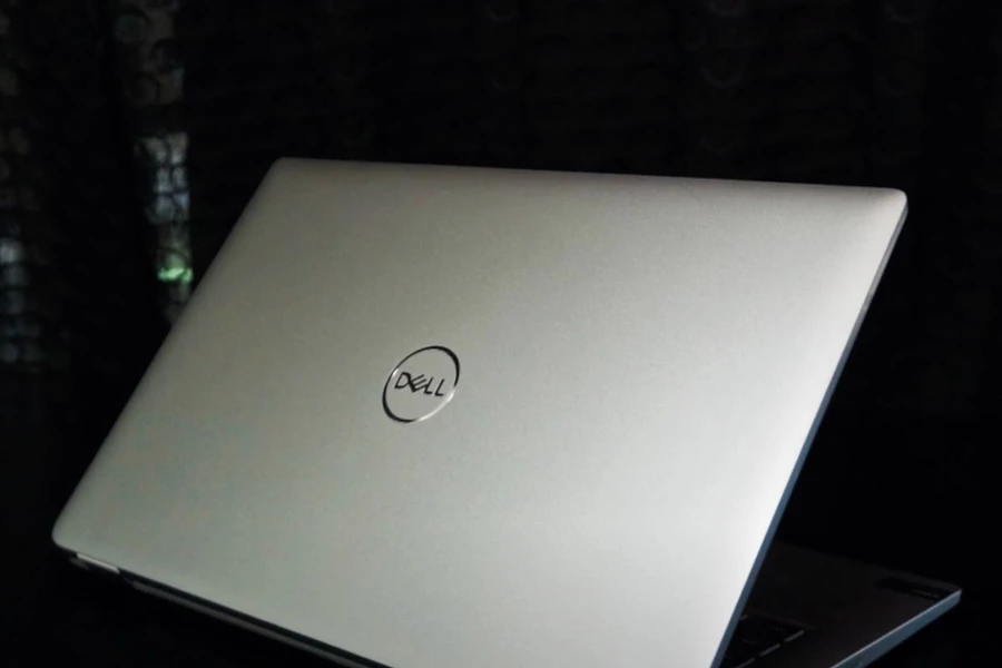 Thiết kế Dell Latitude 5450 không phải ấn tượng nhất nhưng rất chắc chắn và bền bỉ