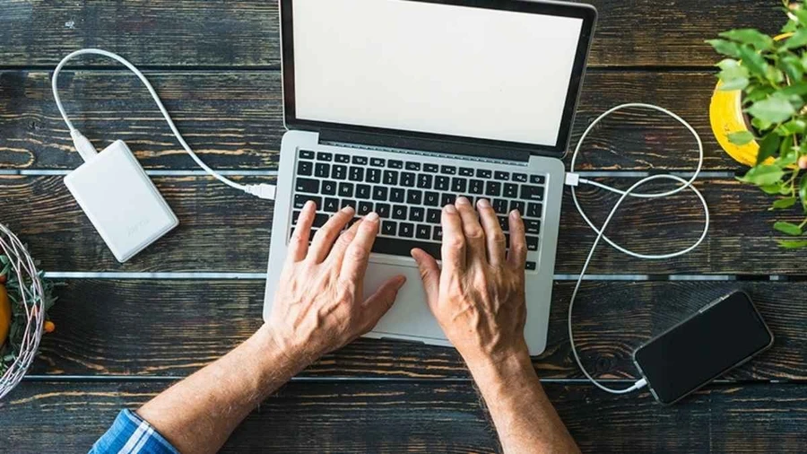 Hoàn toàn có thể vừa sạc pin vừa sử dụng laptop