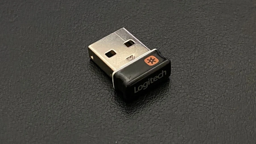 Lấy đầu thu USB Receiver đi kèm với chuột và cắm vào một cổng USB trống trên laptop