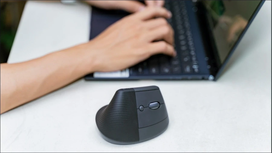 Hãy thử kiểm tra pin, tắt/bật lại công tắc chuột, rút và cắm lại đầu thu USB