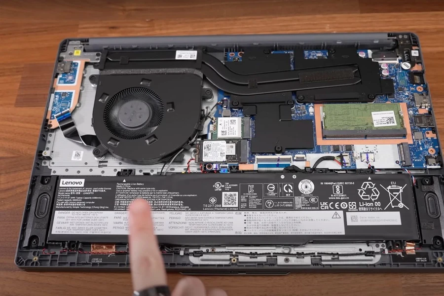Lenovo LOQ Essential 15IAX9E được trang bị SSD 512GB