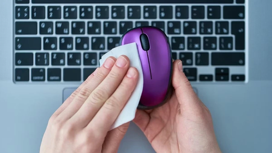 Vệ sinh chuột và touchpad thường xuyên