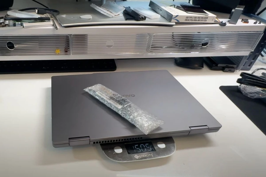Chiếc laptop này có màn hình 14 inch và nặng chỉ khoảng 1.49kg