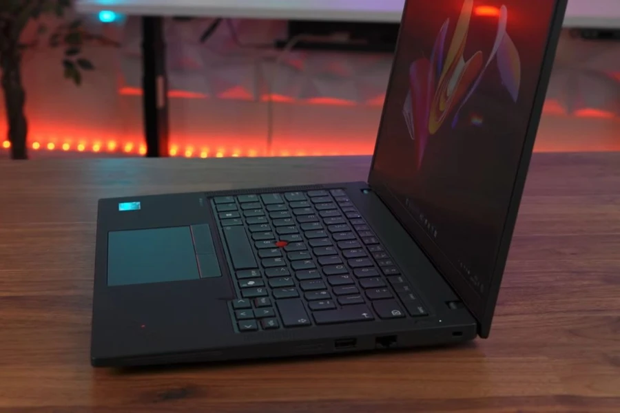 Lenovo ThinkPad T14 Gen 5 sở hữu sức mạnh vượt trội từ bộ vi xử lý Intel Core Ultra 7 165U