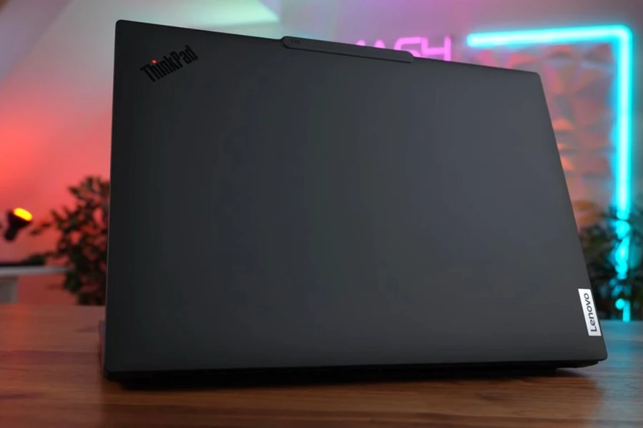 ThinkPad T14 Gen 5 màu đen, chất liệu nhôm cao cấp, đạt tiêu chuẩn độ bền quân đội Mỹ