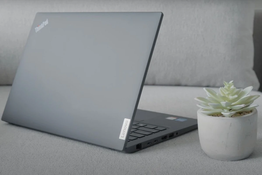 Lenovo ThinkPad T14 Gen 3 sở hữu giao diện tối giản, di chuyển dễ dàng