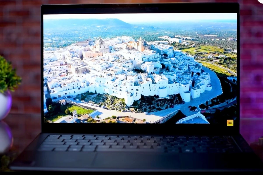 Dell Precision 14 5490 có màn hình sắc nét, sống động và chân thực