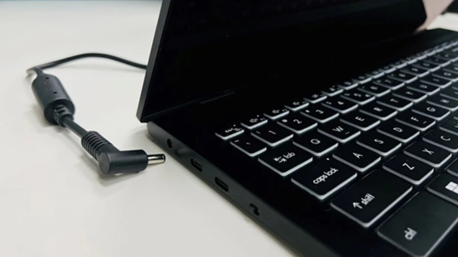 Bạn rút bộ sạc ra khỏi laptop