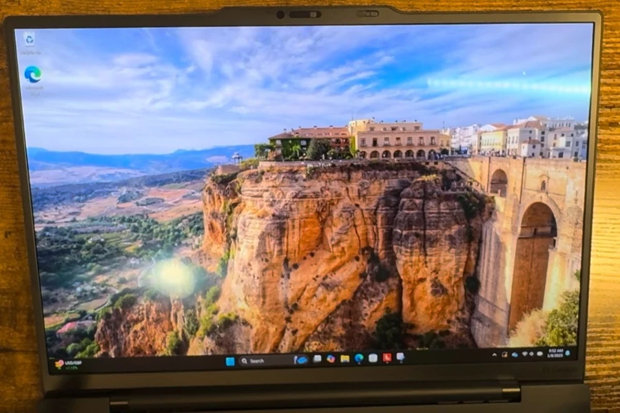 Lenovo ThinkPad X1 Carbon Gen 13 có màn hình sắc nét, mãn nhãn